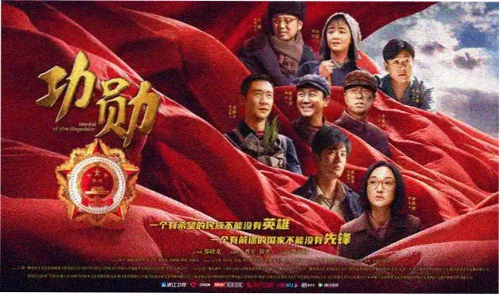 清晨侧光下的沙滩波纹与潮线痕迹